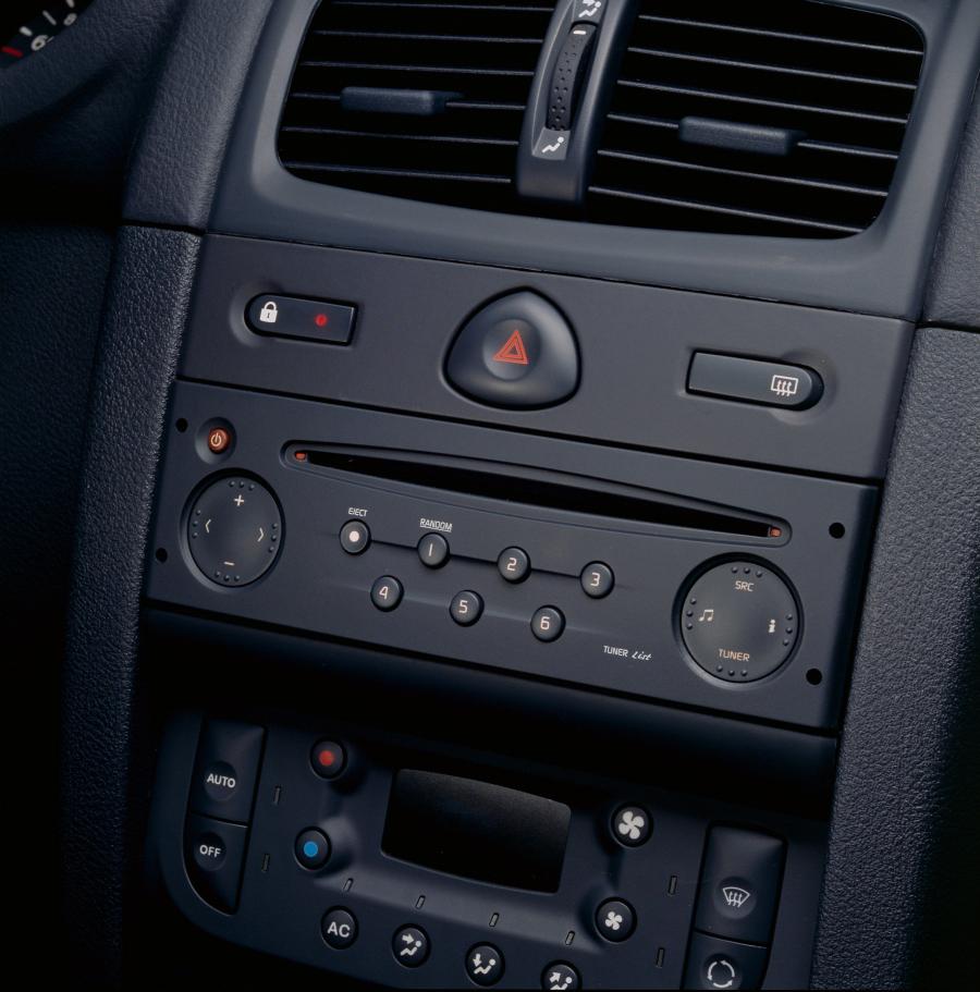  Renault Clio 3-Door 2001 года  (фото 20 из 58)